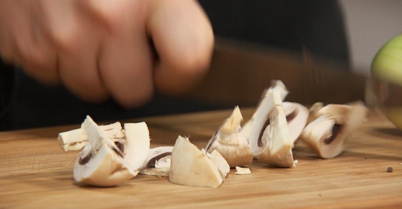 Шницель в крекерах и витаминный салат