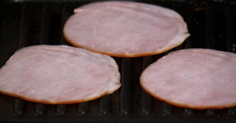 Сэндвич с драником и ветчиной и салат с шампиньонами