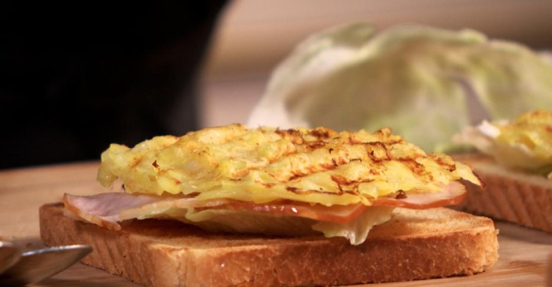 Сэндвич с драником и ветчиной и салат с шампиньонами