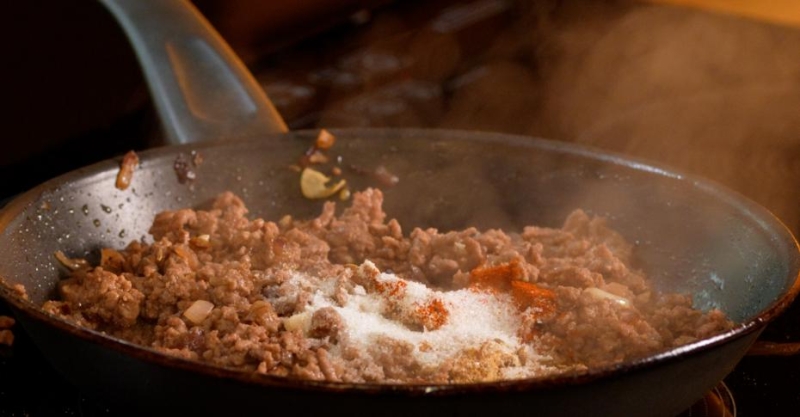 Чили кон карне с шоколадом, лепёшкой и гуакамоле