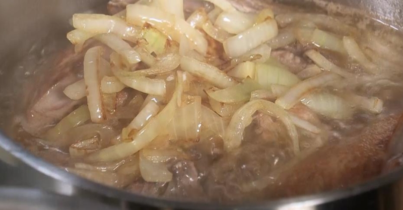 Утка томлёная в брусничном соусе