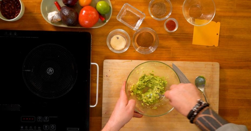 Чили кон карне с шоколадом, лепёшкой и гуакамоле