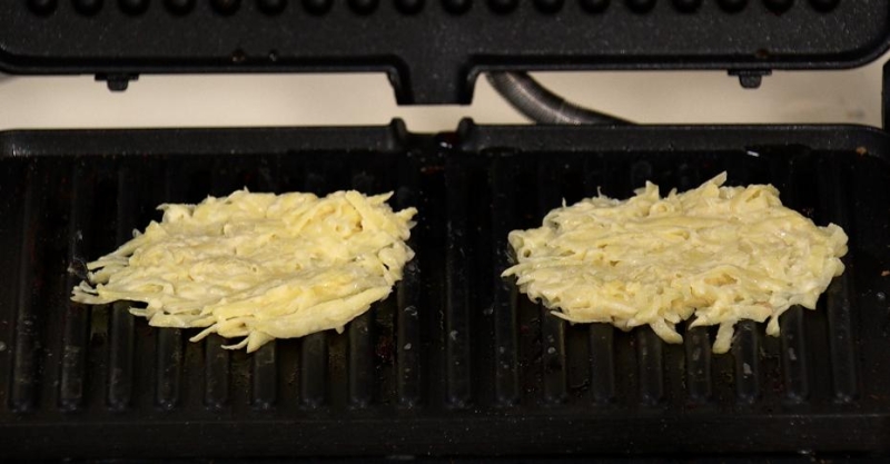 Сэндвич с драником и ветчиной и салат с шампиньонами