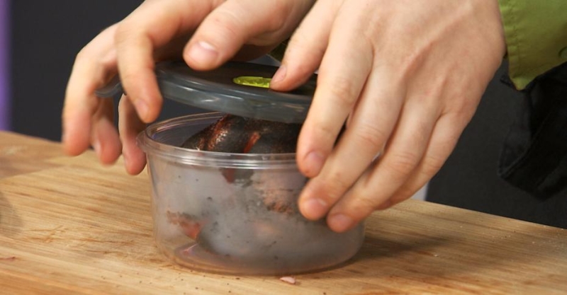 Утиная грудка в ягодах и салат с табаско