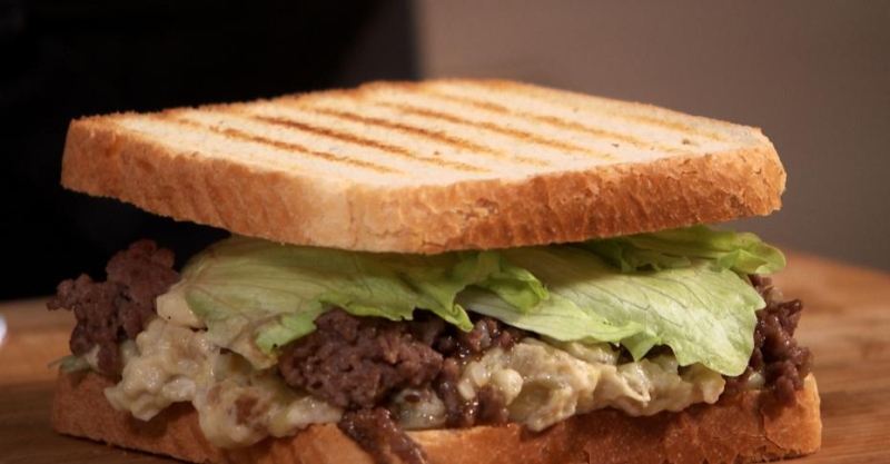 Сэндвич с печёным баклажаном и бараниной и зелёный салат с кунжутной заправкой