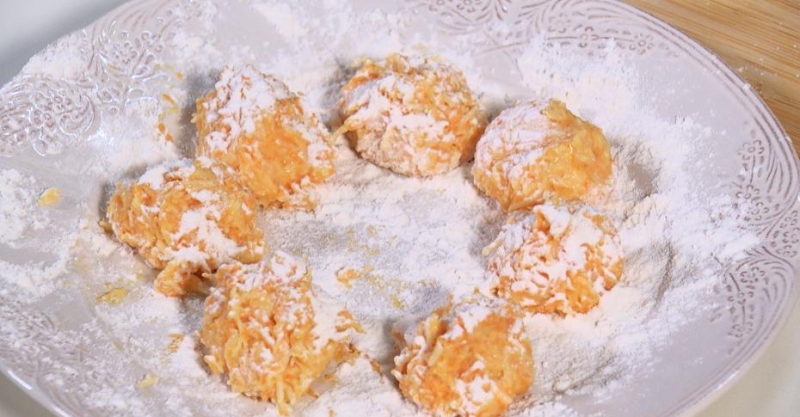 Шарики из халуми и тыквы