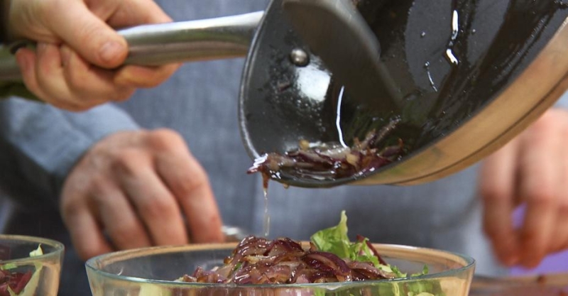 Утиная грудка в ягодах и салат с табаско