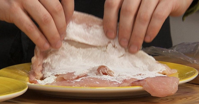 Шницель в крекерах и витаминный салат