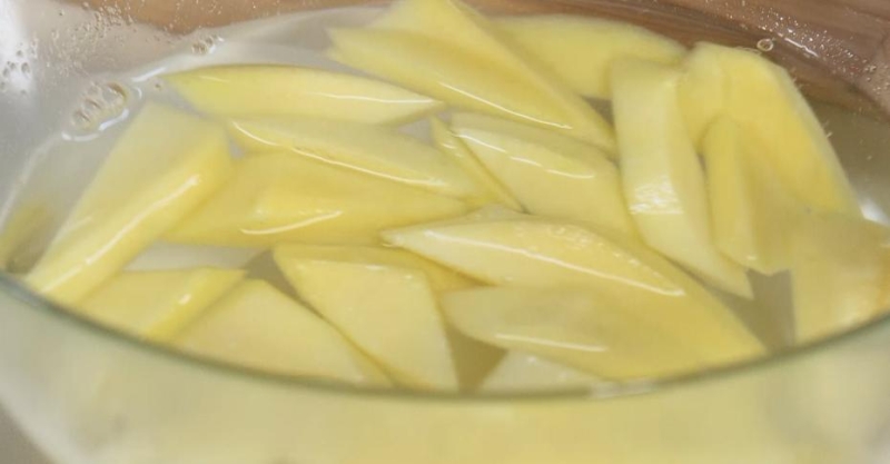 Салат из утки с манго и хурмой