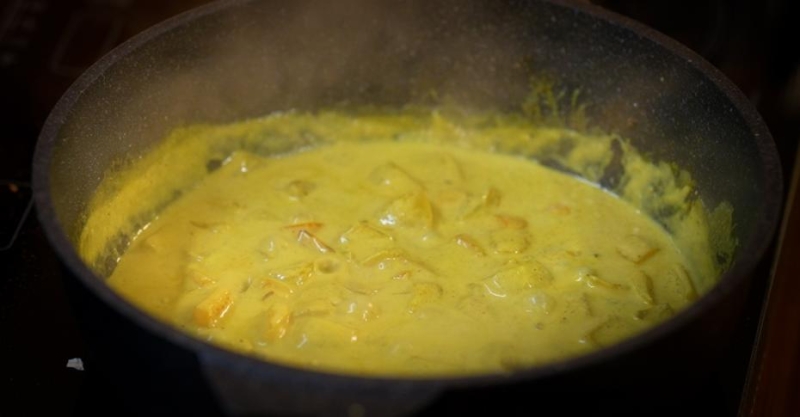 Минтай с рисом в сливочно-овощном соусе