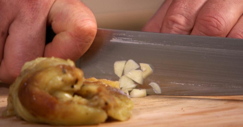 Сэндвич с печёным баклажаном и бараниной и зелёный салат с кунжутной заправкой