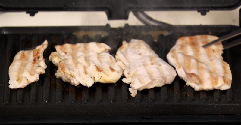 Сэндвич с курицей карри и салат с маринованными огурчиками