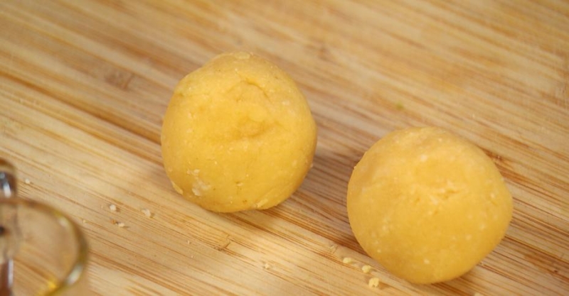 Свекольно-сливочный мусс с сырными крокетами