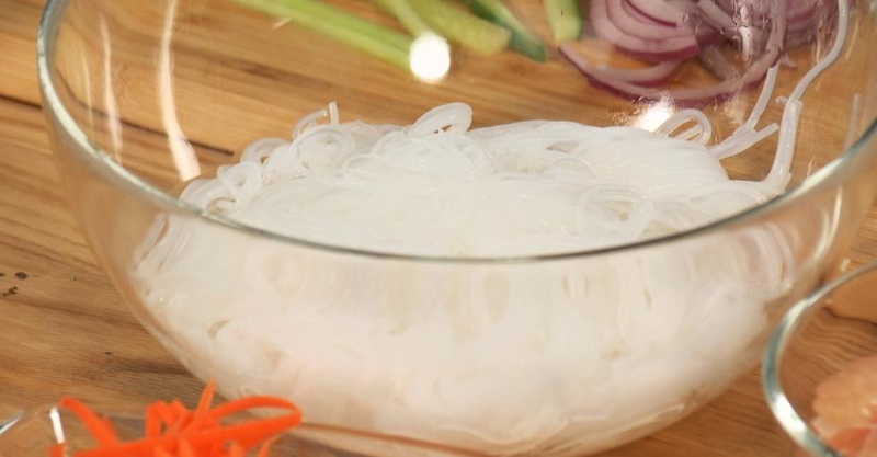 Азиатский салат с фунчозой