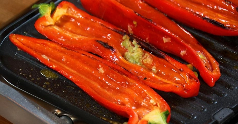 Жареные на гриле сибас и перцы