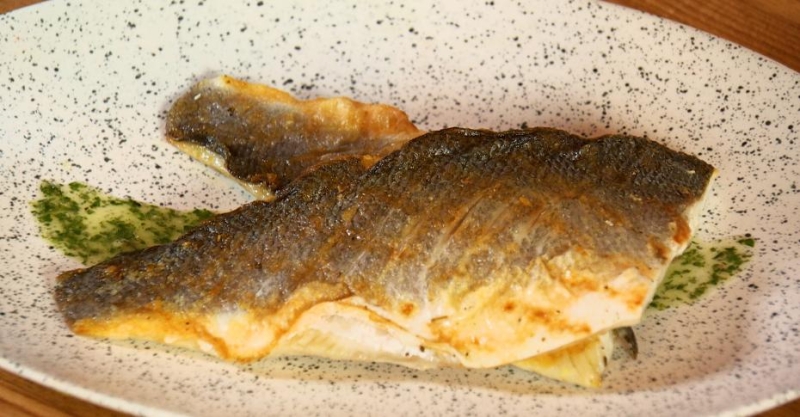 Жареные на гриле сибас и перцы