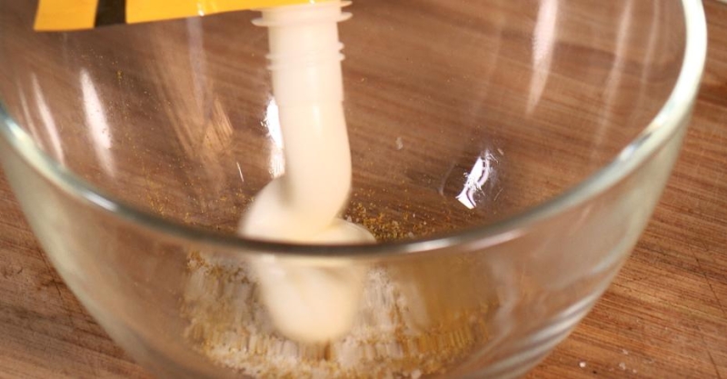 Сэндвич с курицей карри и салат с маринованными огурчиками