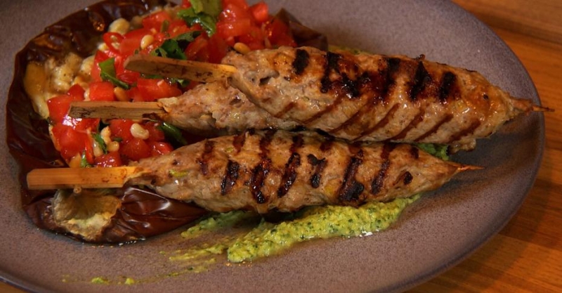 Люля-кебаб из баранины с запечённым баклажаном, сальсой из томатов и зелёным соусом