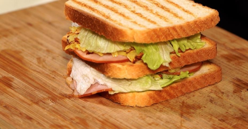 Сэндвич с драником и ветчиной и салат с шампиньонами