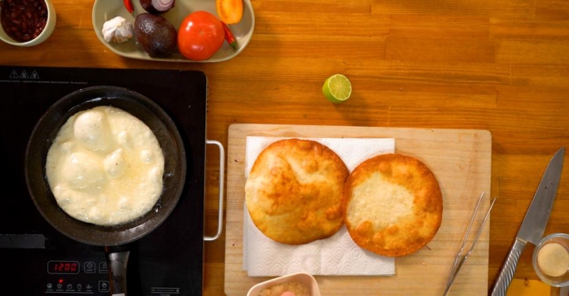 Чили кон карне с шоколадом, лепёшкой и гуакамоле