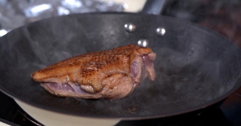 Салат из утки с манго и хурмой