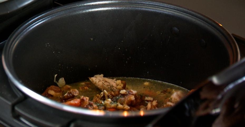 Курица с сухофруктами и томлёным рисом в лаваше