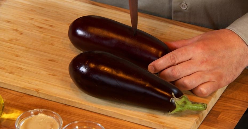 Люля-кебаб из баранины с запечённым баклажаном, сальсой из томатов и зелёным соусом