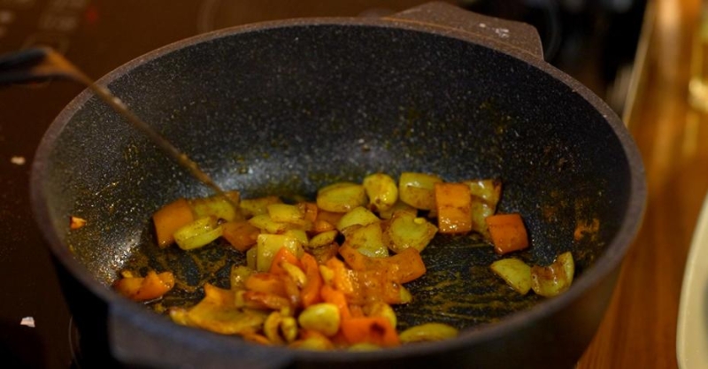 Минтай с рисом в сливочно-овощном соусе