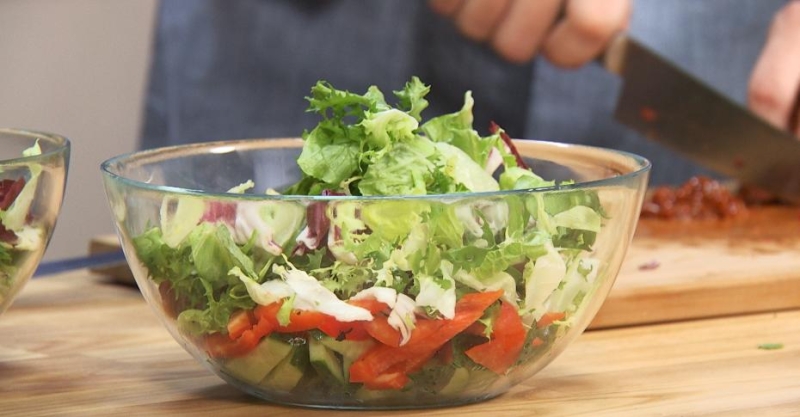 Утиная грудка в ягодах и салат с табаско