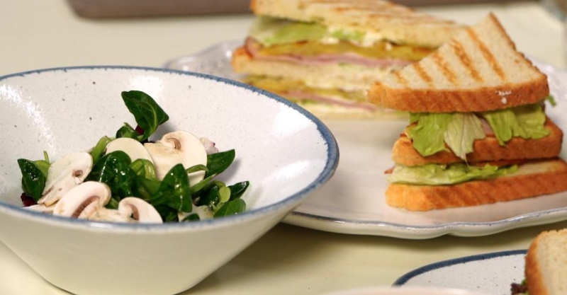 Сэндвич с драником и ветчиной и салат с шампиньонами