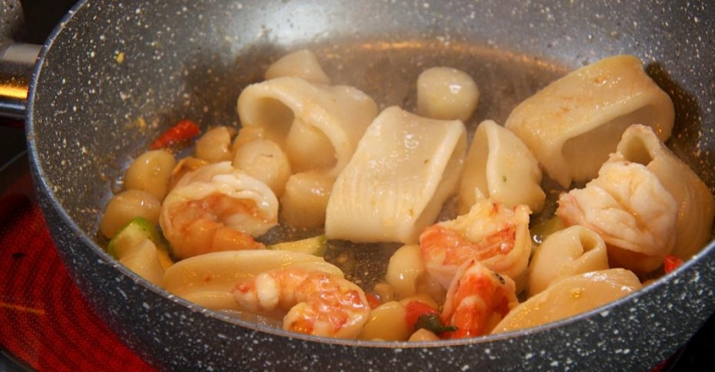 Лаймовый рис с морепродуктами и соусом из лемонграсса и лайма