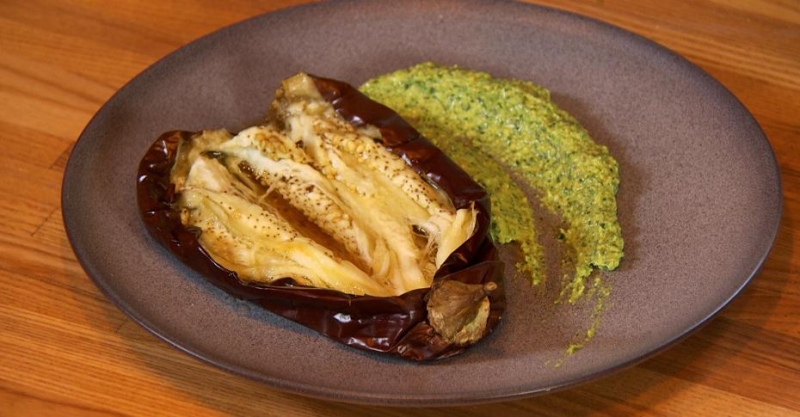 Люля-кебаб из баранины с запечённым баклажаном, сальсой из томатов и зелёным соусом