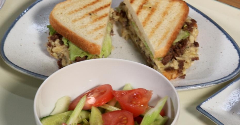 Сэндвич с печёным баклажаном и бараниной и зелёный салат с кунжутной заправкой