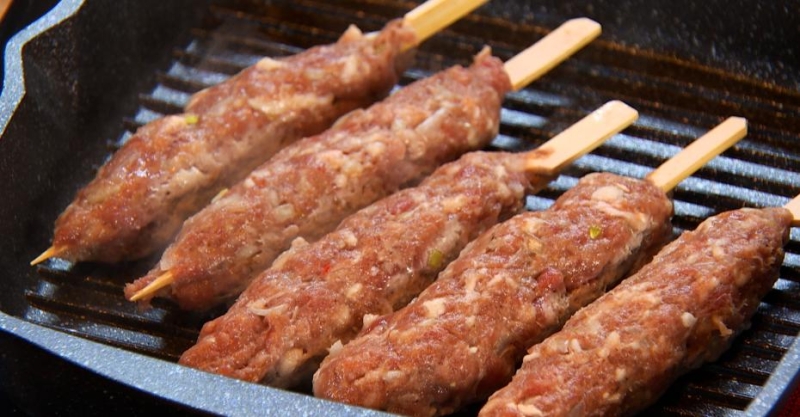 Люля-кебаб из баранины с запечённым баклажаном, сальсой из томатов и зелёным соусом