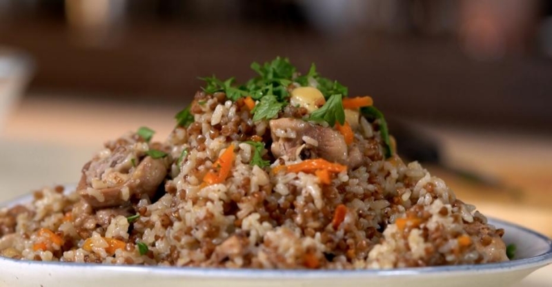 Версия плова из гречки и риса