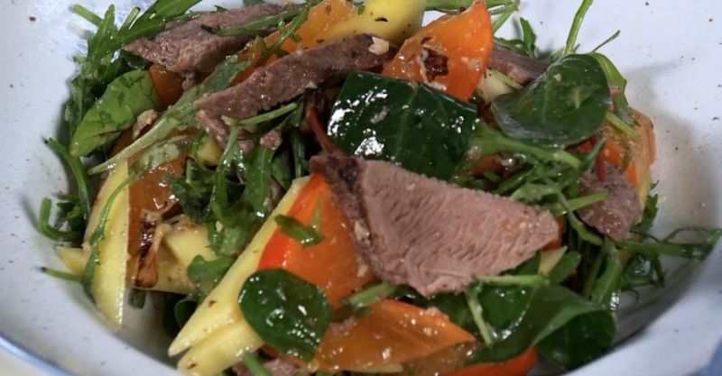 Салат из утки с манго и хурмой