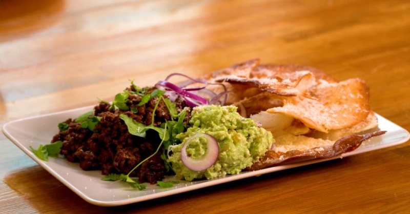 Чили кон карне с шоколадом, лепёшкой и гуакамоле