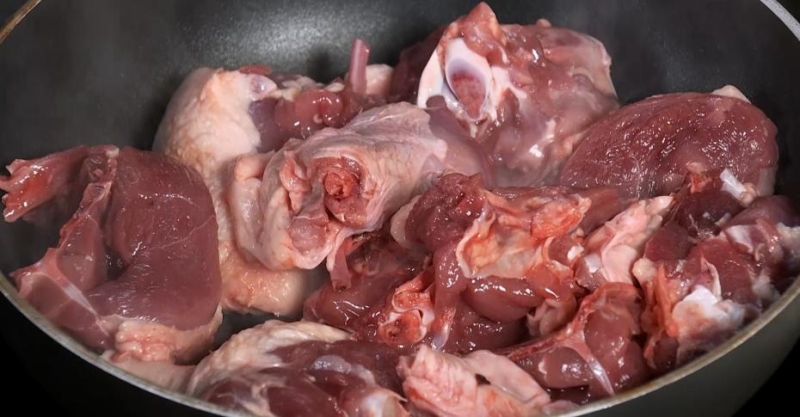 Утка томлёная в брусничном соусе