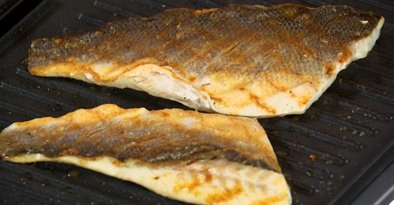 Жареные на гриле сибас и перцы