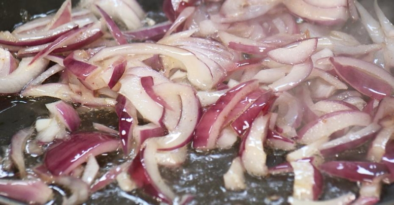 Утиная грудка в ягодах и салат с табаско