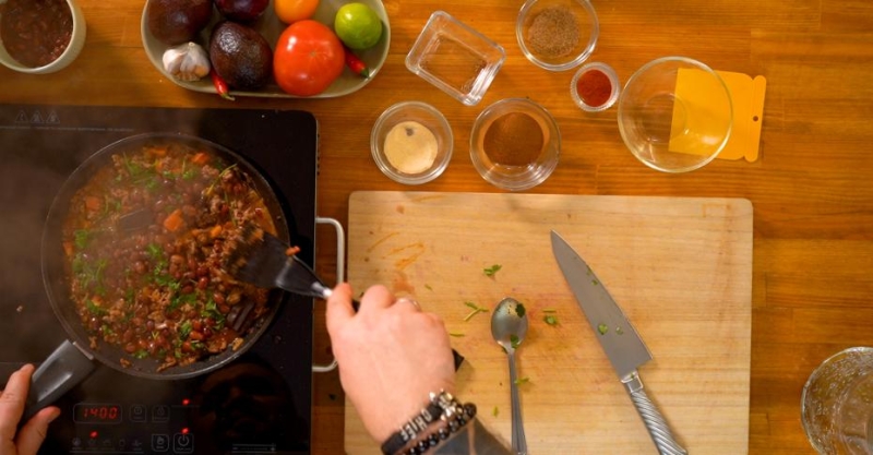 Чили кон карне с шоколадом, лепёшкой и гуакамоле