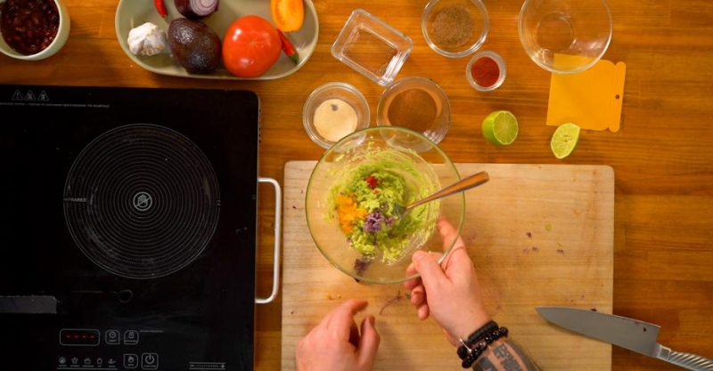 Чили кон карне с шоколадом, лепёшкой и гуакамоле