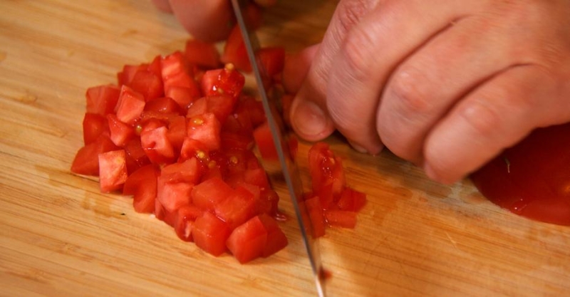 Люля-кебаб из баранины с запечённым баклажаном, сальсой из томатов и зелёным соусом