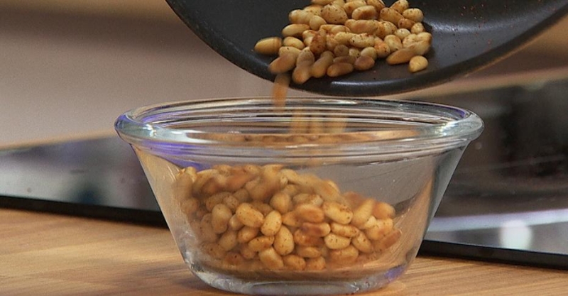 Утиная грудка в ягодах и салат с табаско