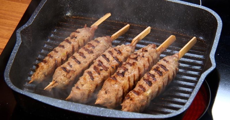 Люля-кебаб из баранины с запечённым баклажаном, сальсой из томатов и зелёным соусом