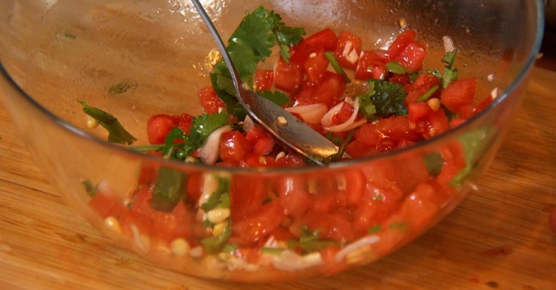 Люля-кебаб из баранины с запечённым баклажаном, сальсой из томатов и зелёным соусом