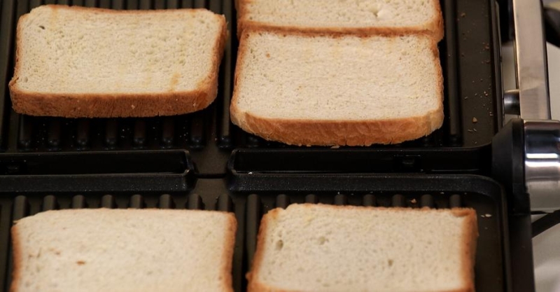 Сэндвич с драником и ветчиной и салат с шампиньонами