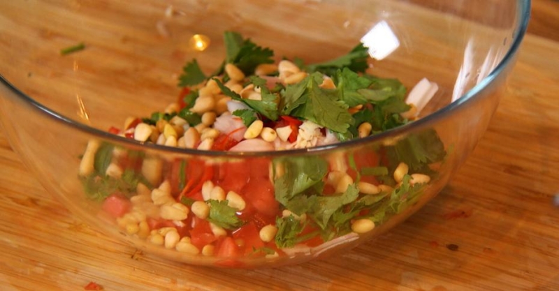 Люля-кебаб из баранины с запечённым баклажаном, сальсой из томатов и зелёным соусом