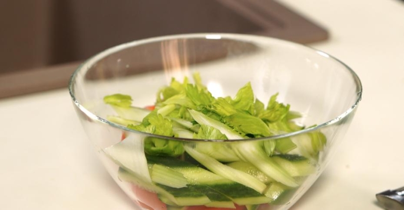 Сэндвич с печёным баклажаном и бараниной и зелёный салат с кунжутной заправкой