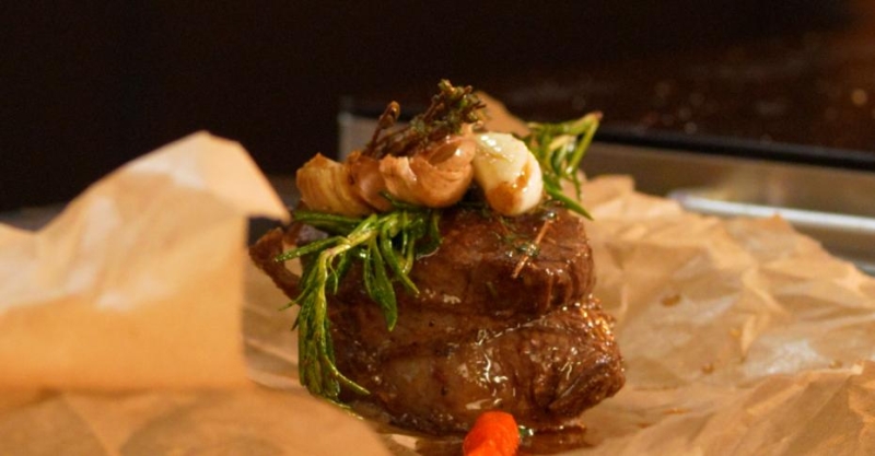 Филе-миньон с шоколадным соусом